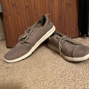 Tom’s lace up sneakers
